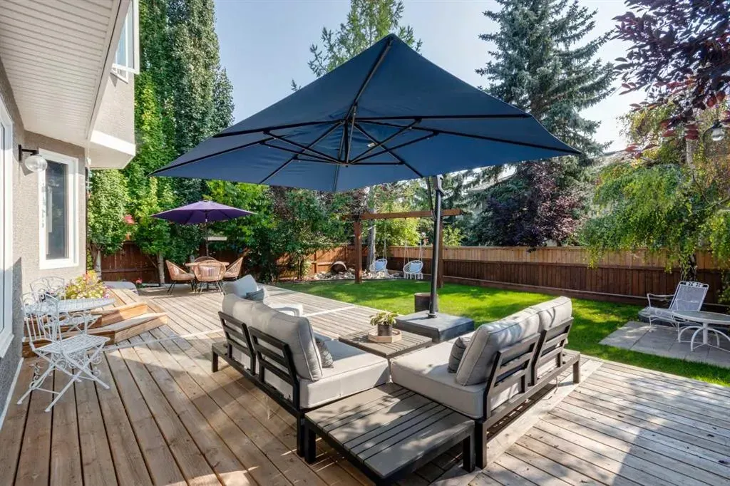 240 Woodbriar Place SW