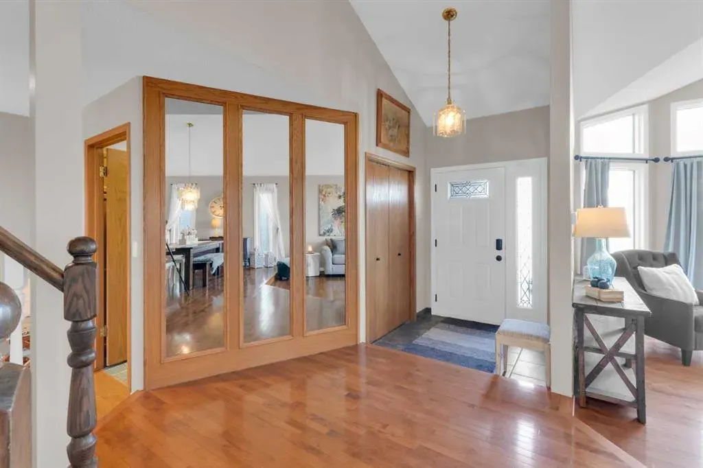 240 Woodbriar Place SW