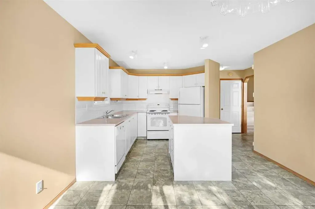 1042 Harvest Hills Drive NE