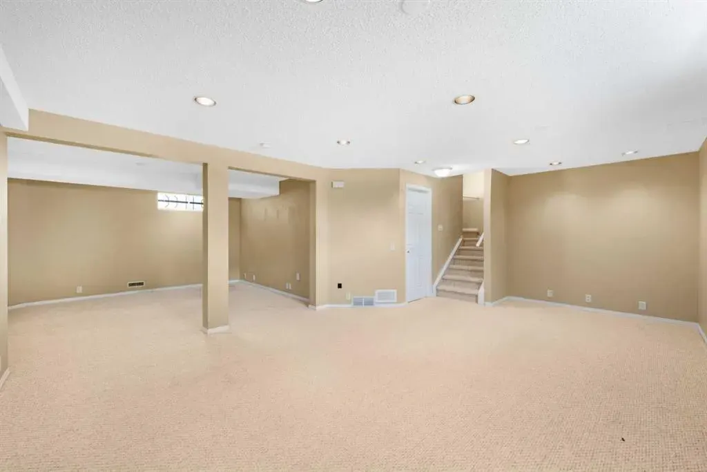 1042 Harvest Hills Drive NE