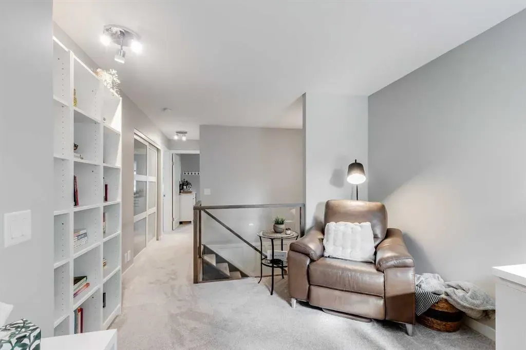 24 Coachway Green SW
