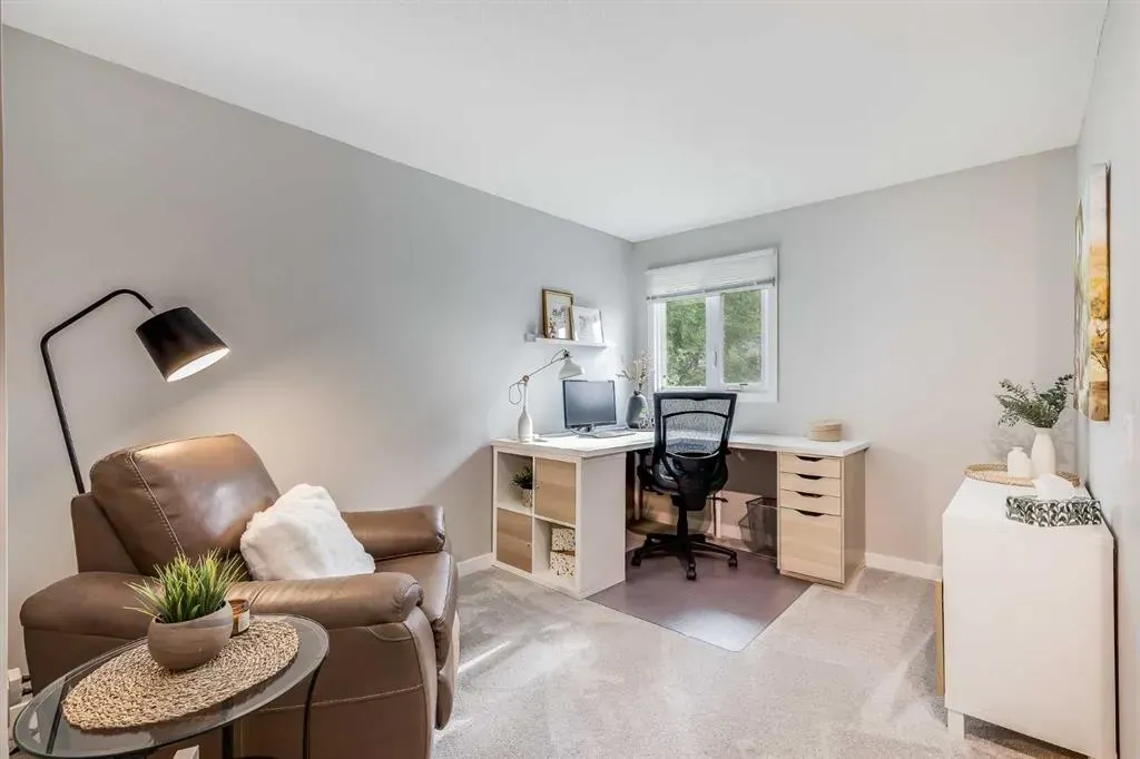24 Coachway Green SW