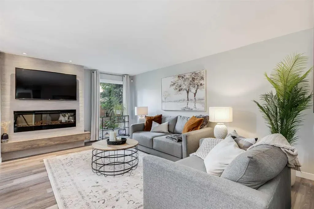 24 Coachway Green SW