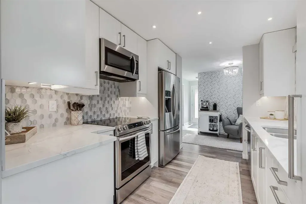 24 Coachway Green SW