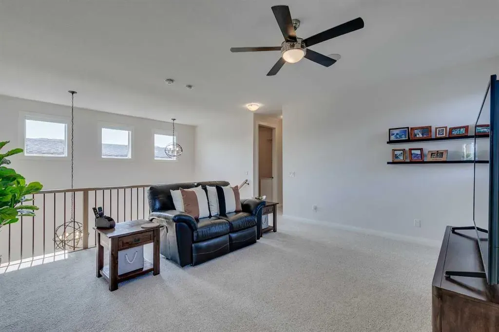 64 Crestbrook View SW