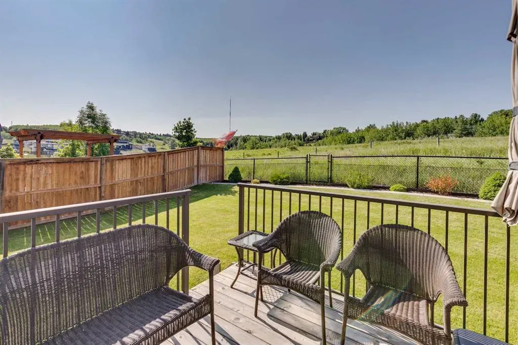 64 Crestbrook View SW