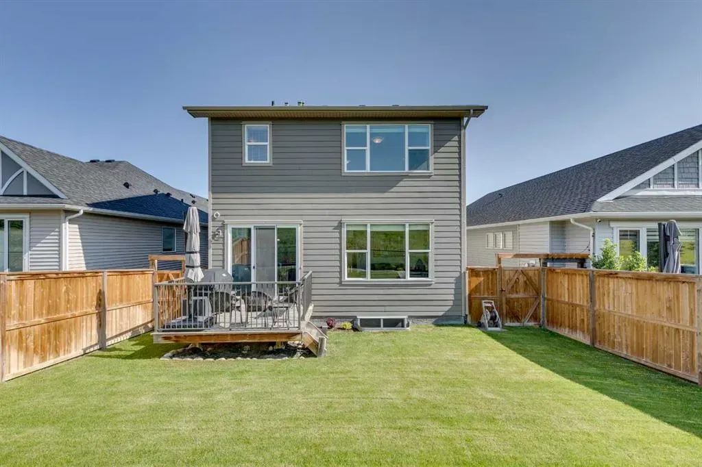64 Crestbrook View SW