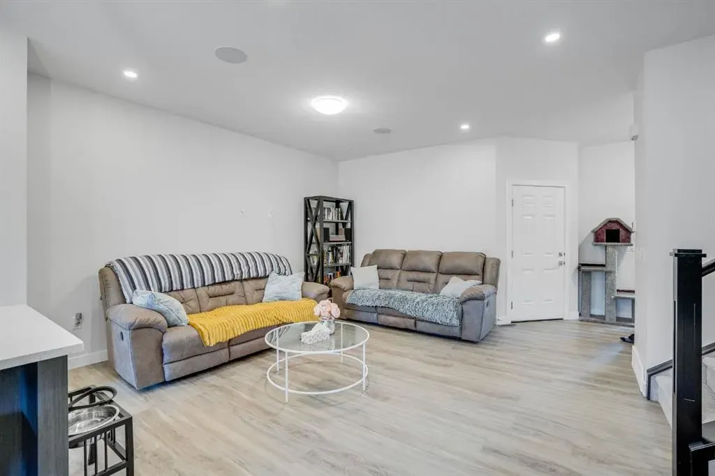 28 Midtown Close SW