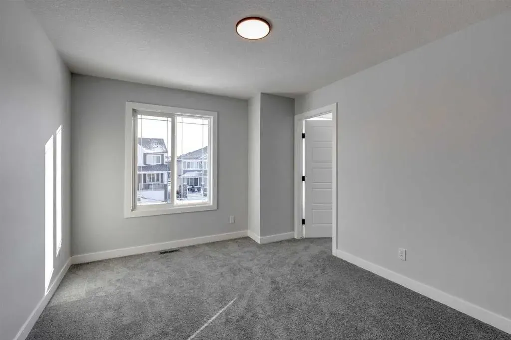 180 Sora Terrace SE