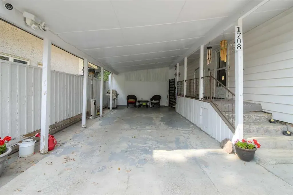 1708 Lakeside Road S