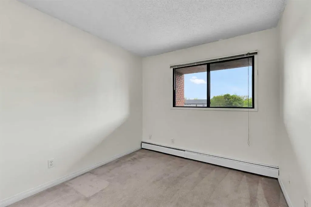 659 4 Avenue NE, #204