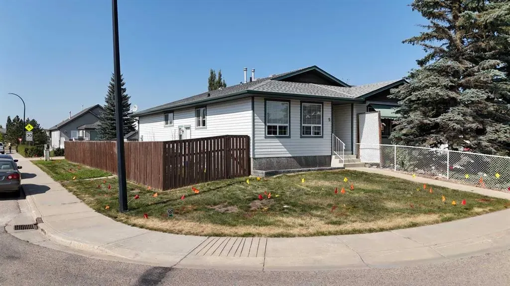 5 Lyons Close