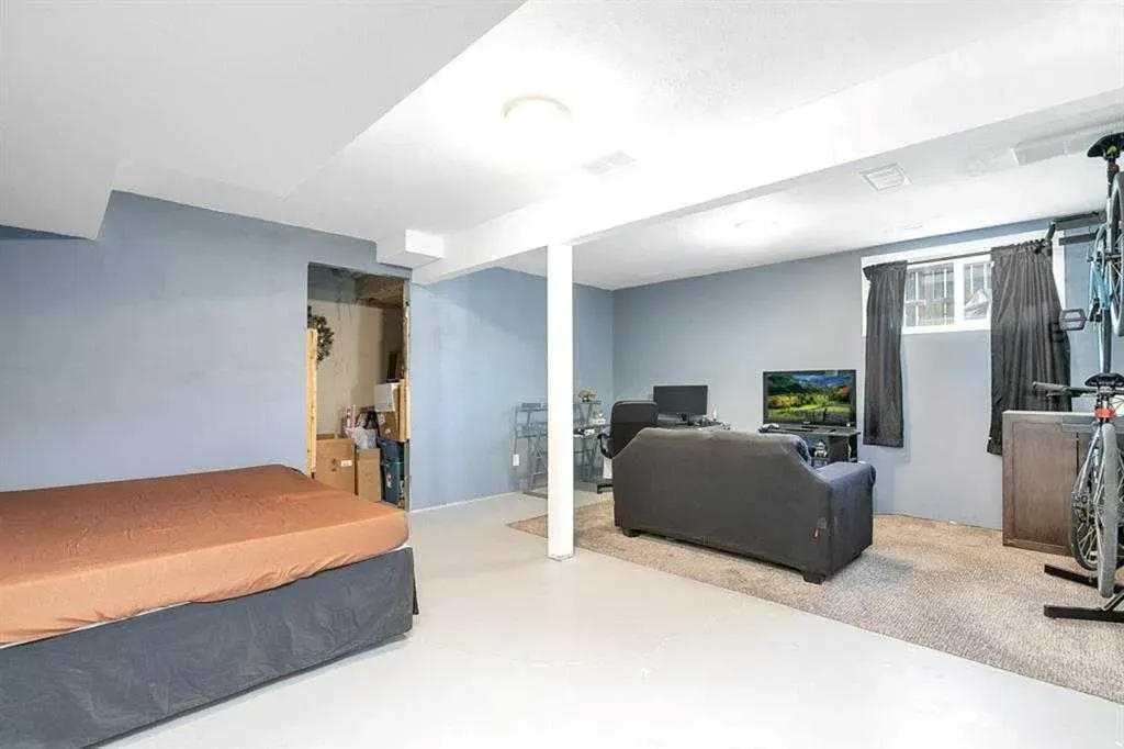 5 Lyons Close