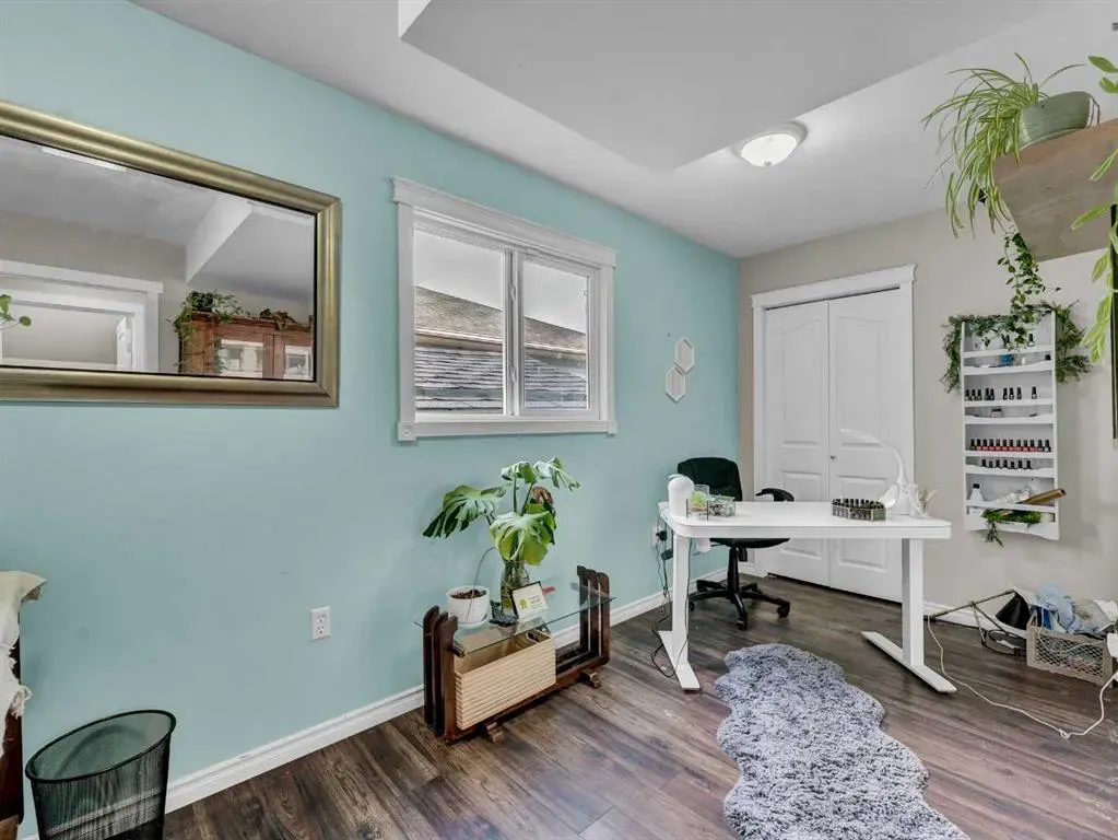 16 Storrs Crescent SE