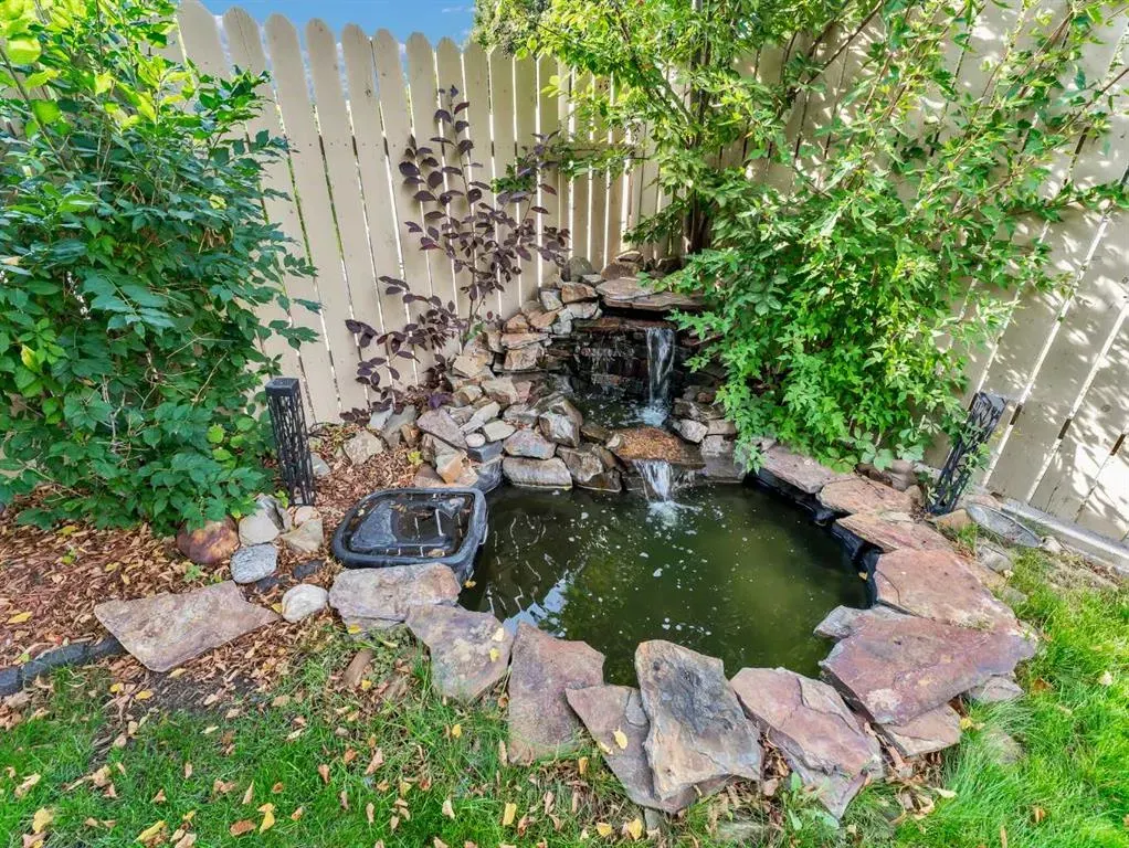 16 Storrs Crescent SE