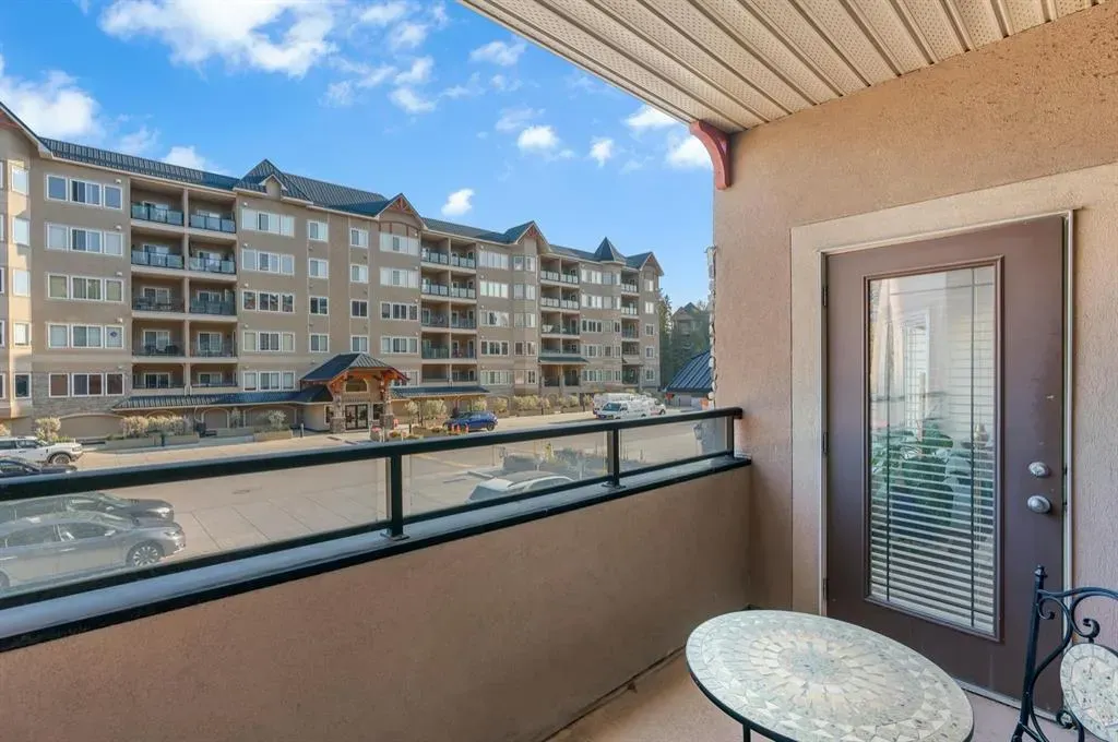 10 Discovery Ridge Close SW, #202