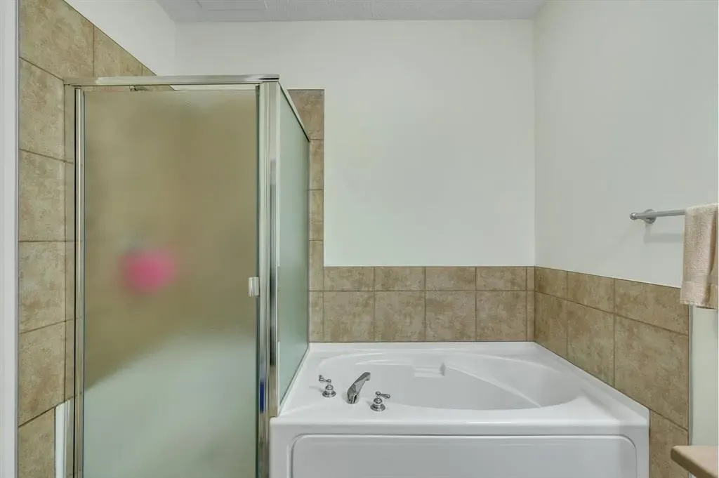 10 Discovery Ridge Close SW, #202