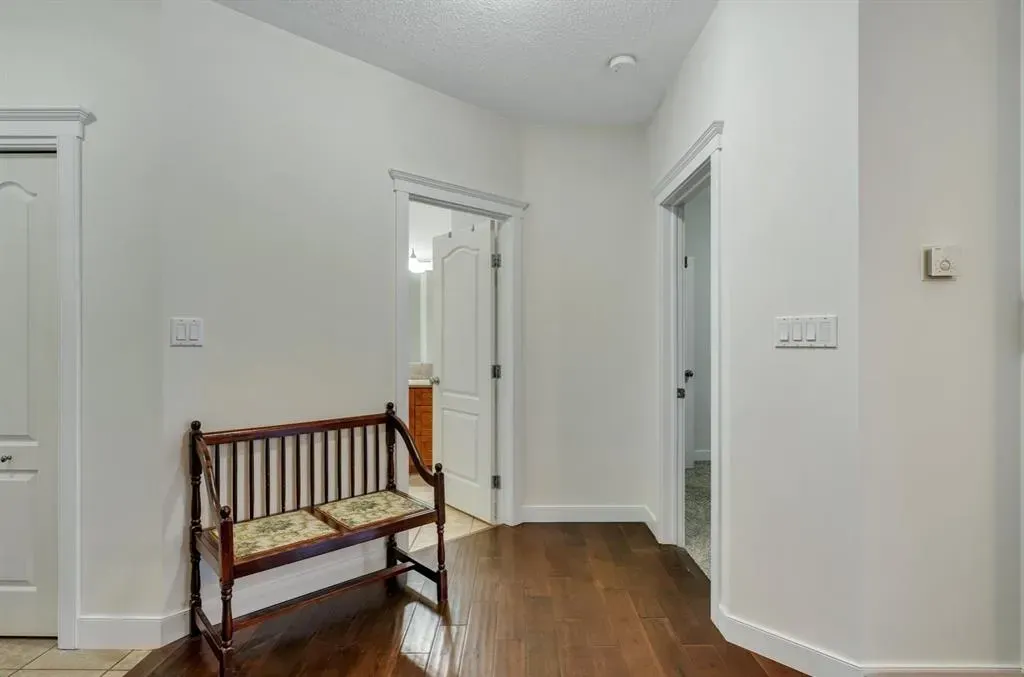 10 Discovery Ridge Close SW, #202