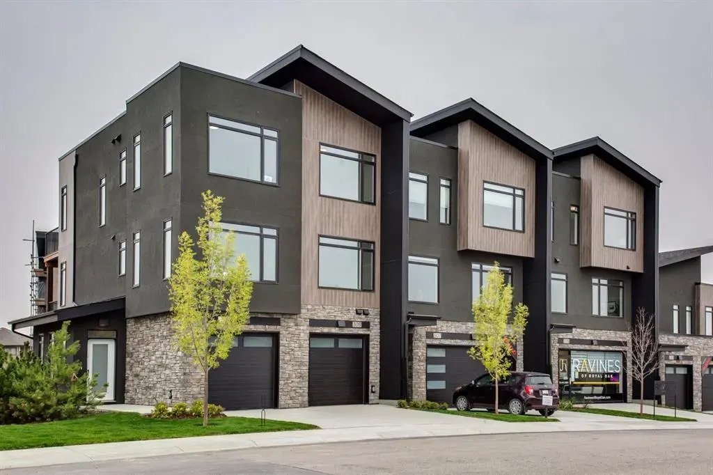 261 Royal Elm Road NW