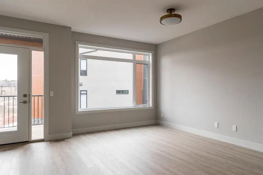 261 Royal Elm Road NW