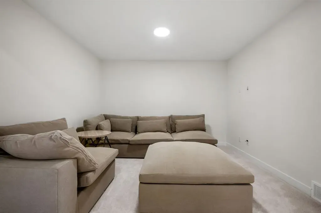 108 Carringsby Manor NW