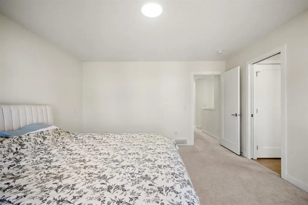 108 Carringsby Manor NW