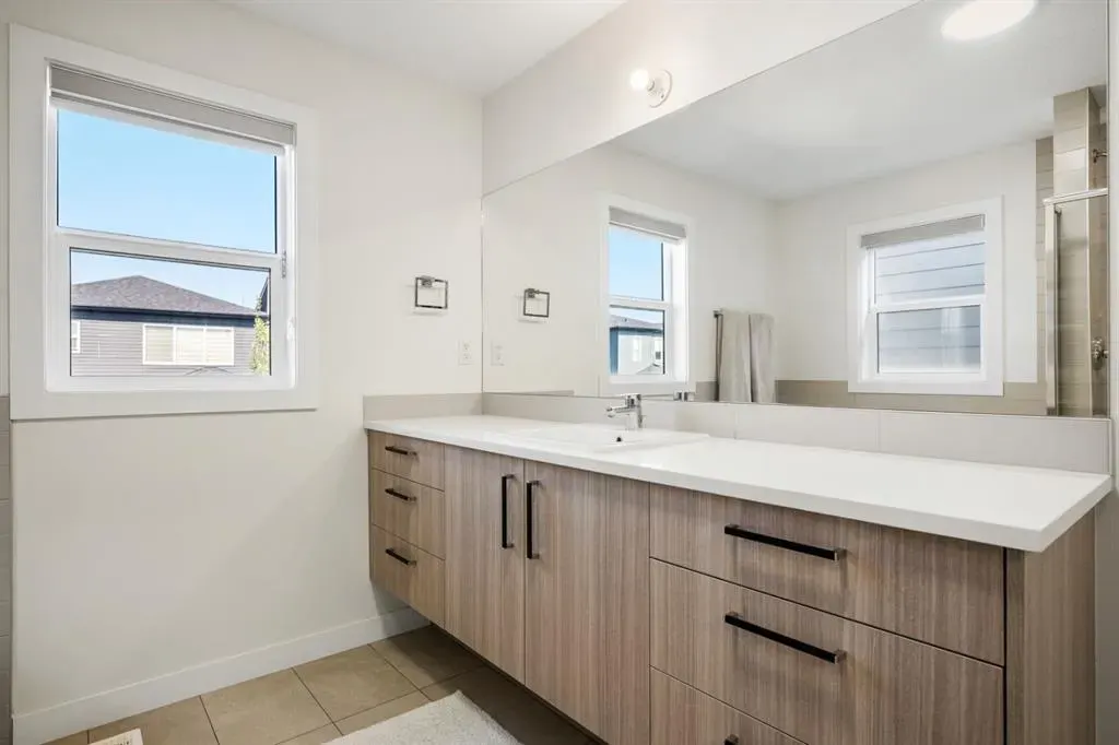 108 Carringsby Manor NW