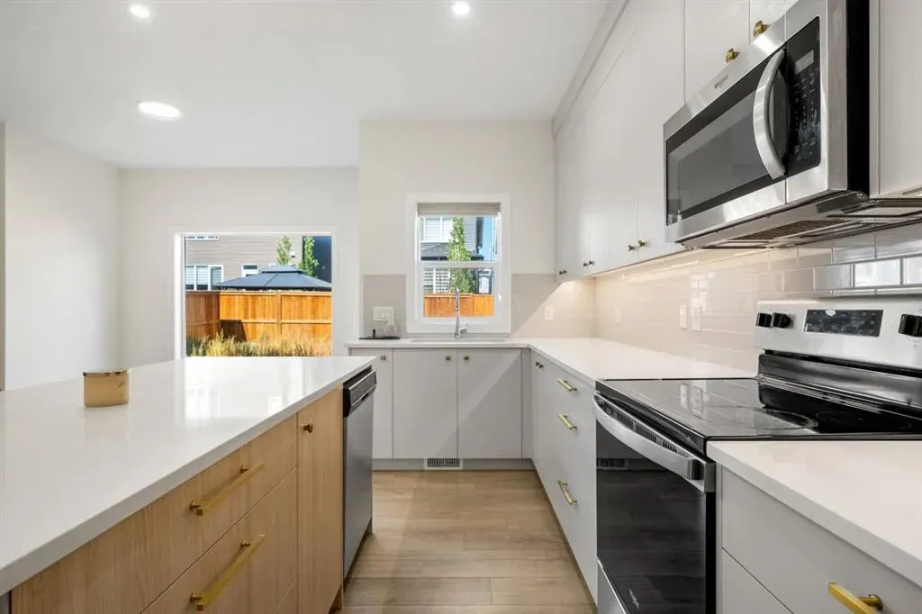 108 Carringsby Manor NW