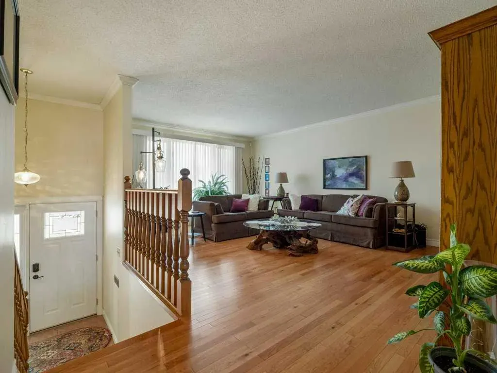 84 Elm Crescent S