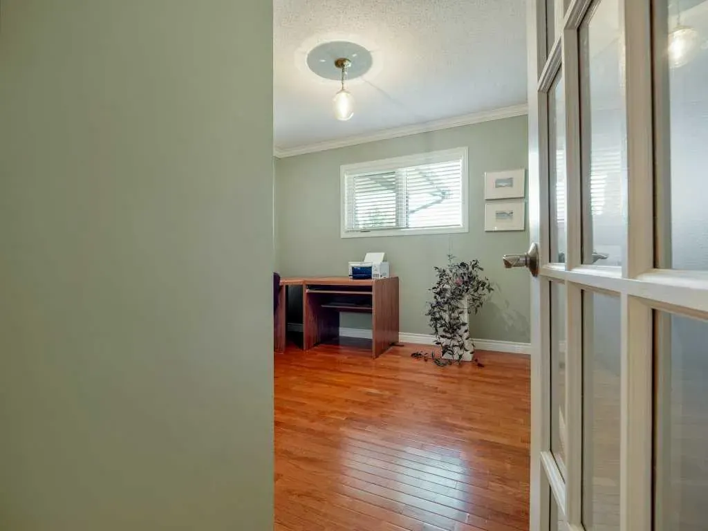 84 Elm Crescent S