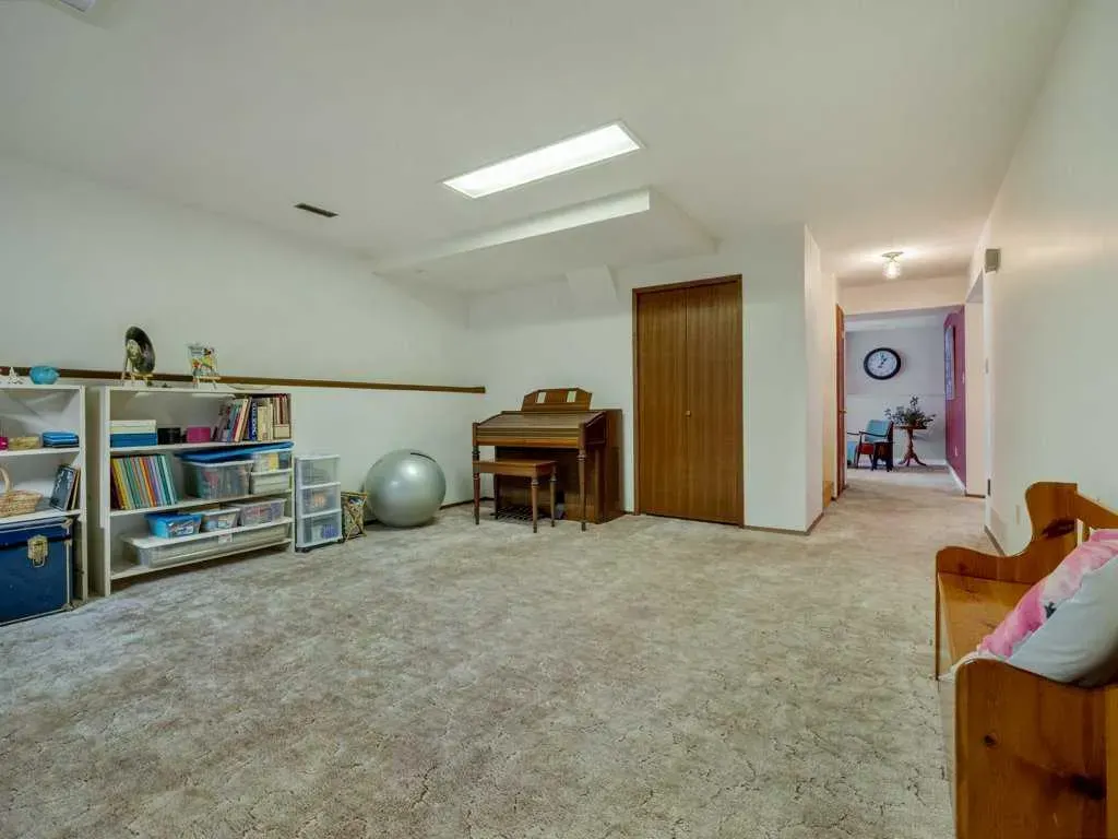84 Elm Crescent S