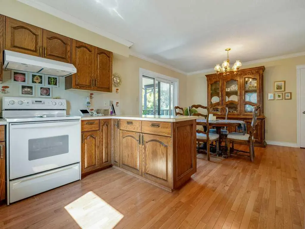 84 Elm Crescent S