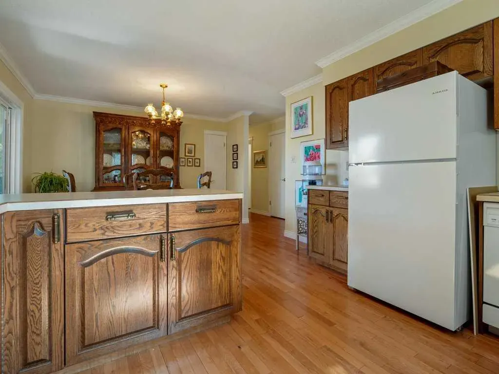 84 Elm Crescent S