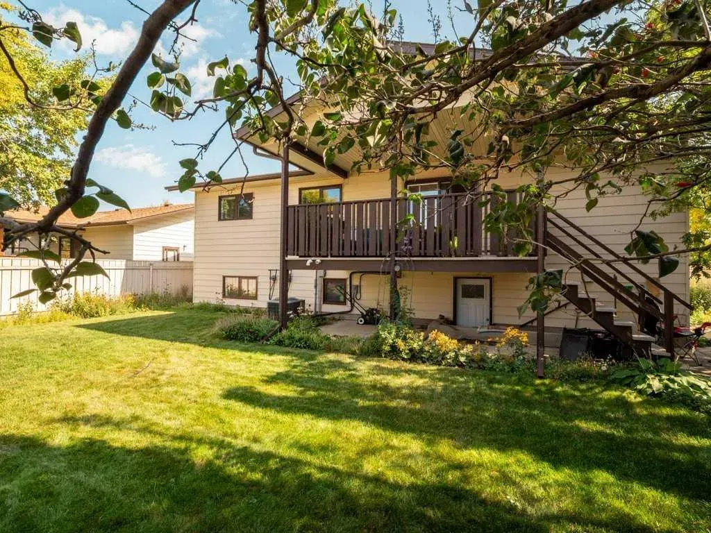 84 Elm Crescent S
