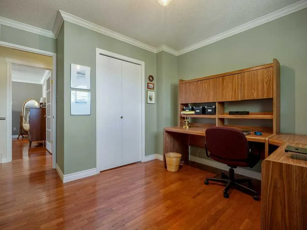 84 Elm Crescent S