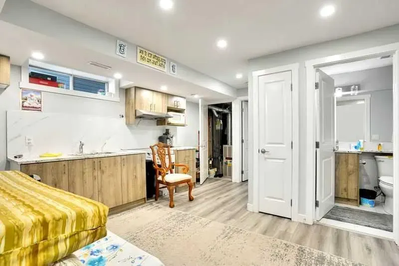 8 MARTIN CROSSING Crescent NE
