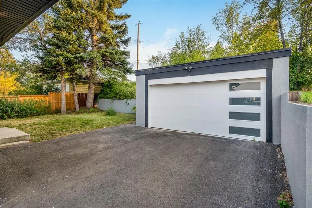 135 Thorncrest Road NW