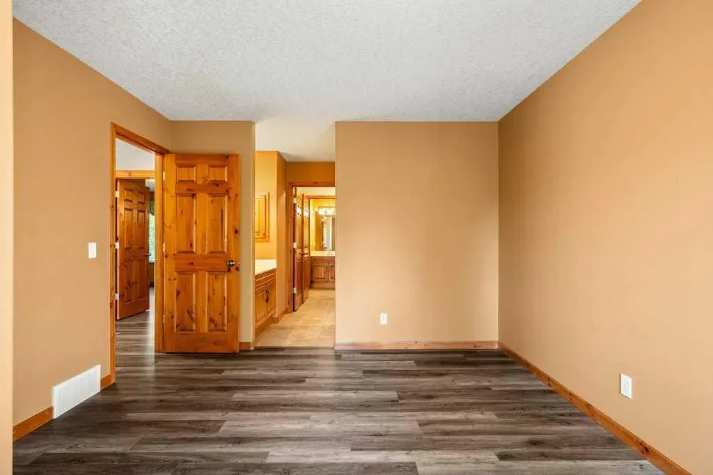 136 Cranwell Crescent SE