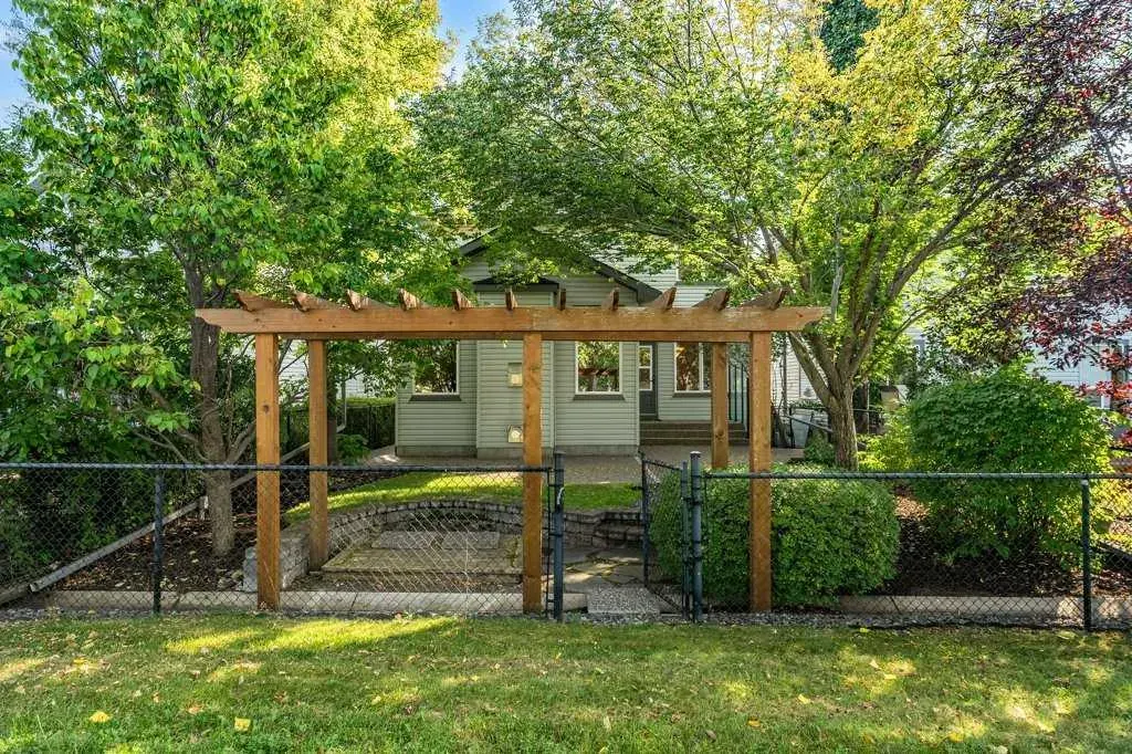 136 Cranwell Crescent SE
