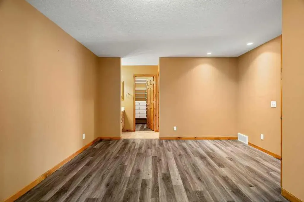 136 Cranwell Crescent SE