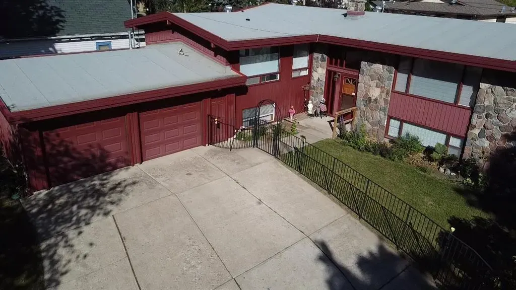 220 3 Street S