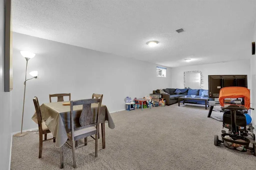 208 Maddock Way NE
