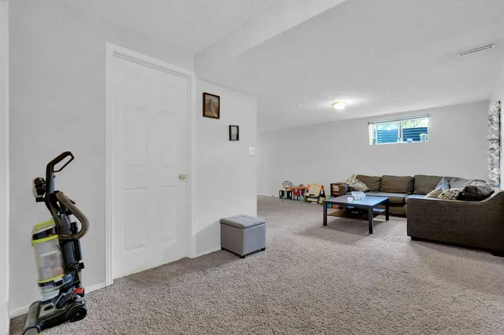 208 Maddock Way NE