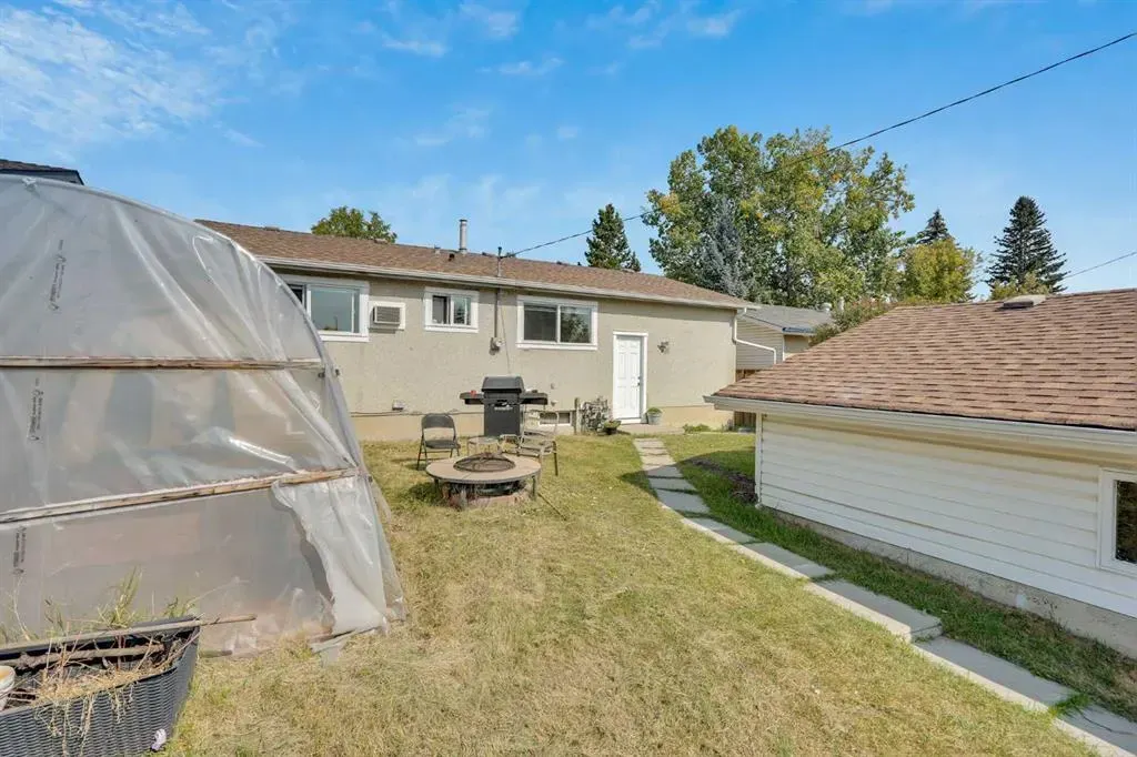 208 Maddock Way NE