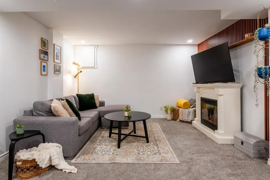 396 Brae Glen Crescent SW