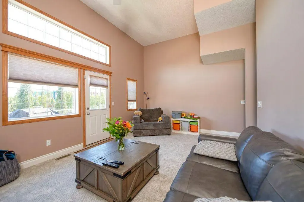 24 Cougar Ridge Mews SW