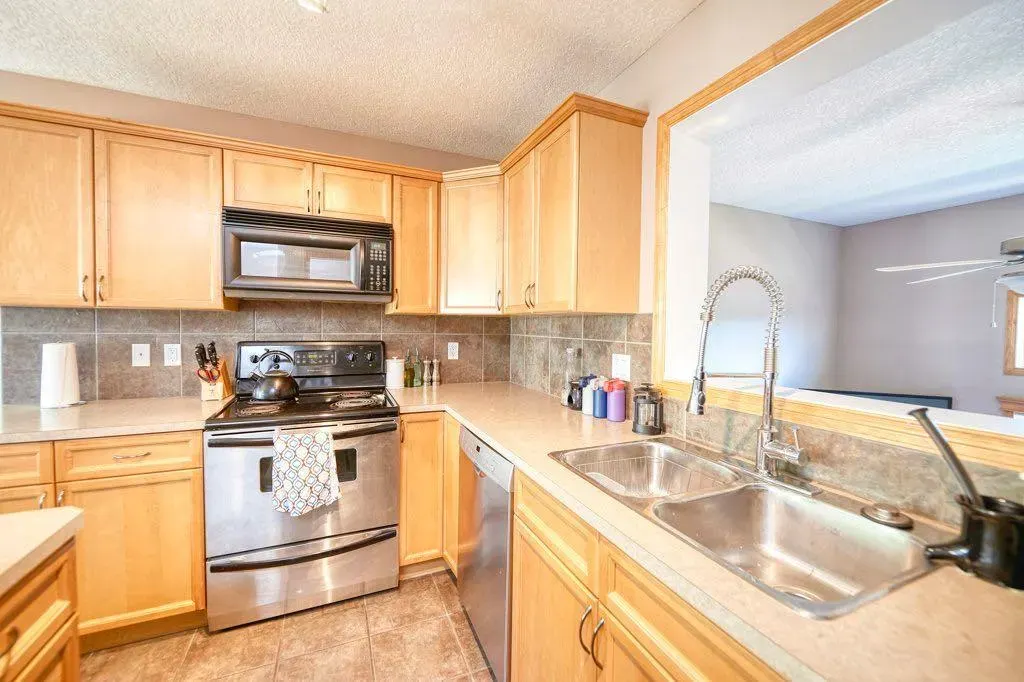 24 Cougar Ridge Mews SW