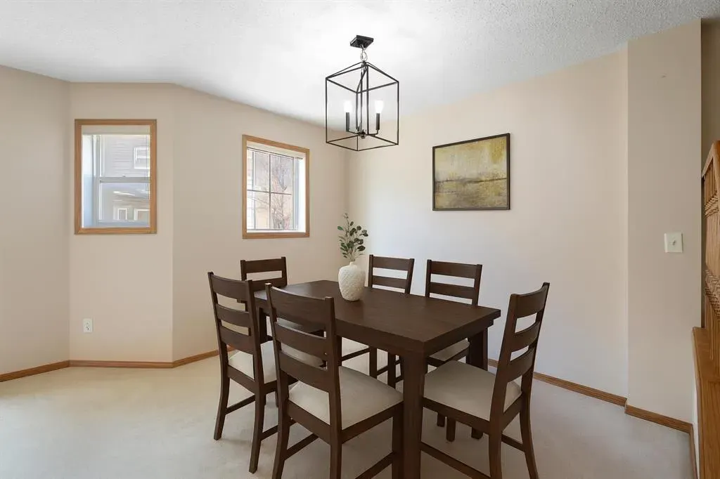 73 Saddletree Court NE