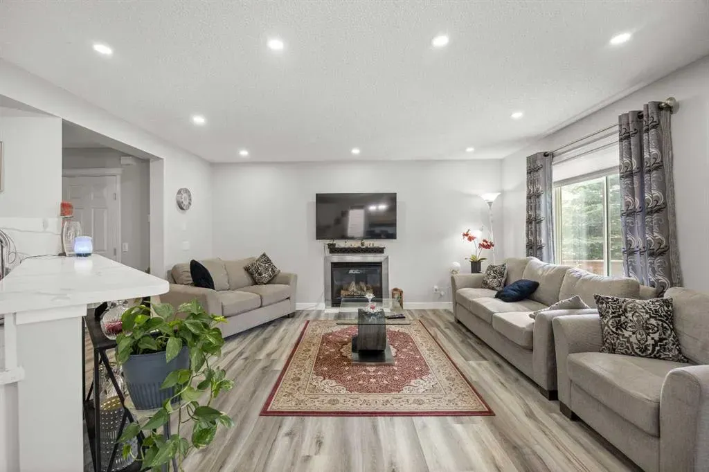 266 Royal Elm Road NW