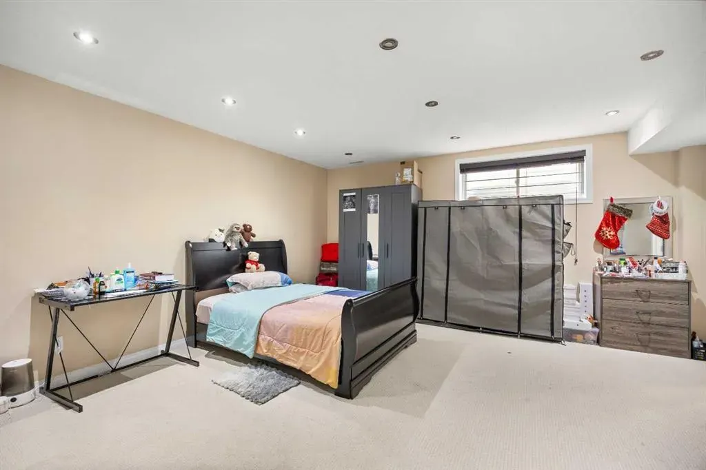 266 Royal Elm Road NW
